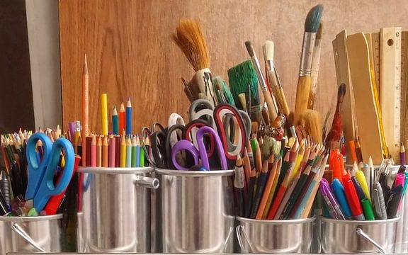 Arts and crafts activities for residents in nursing care homes