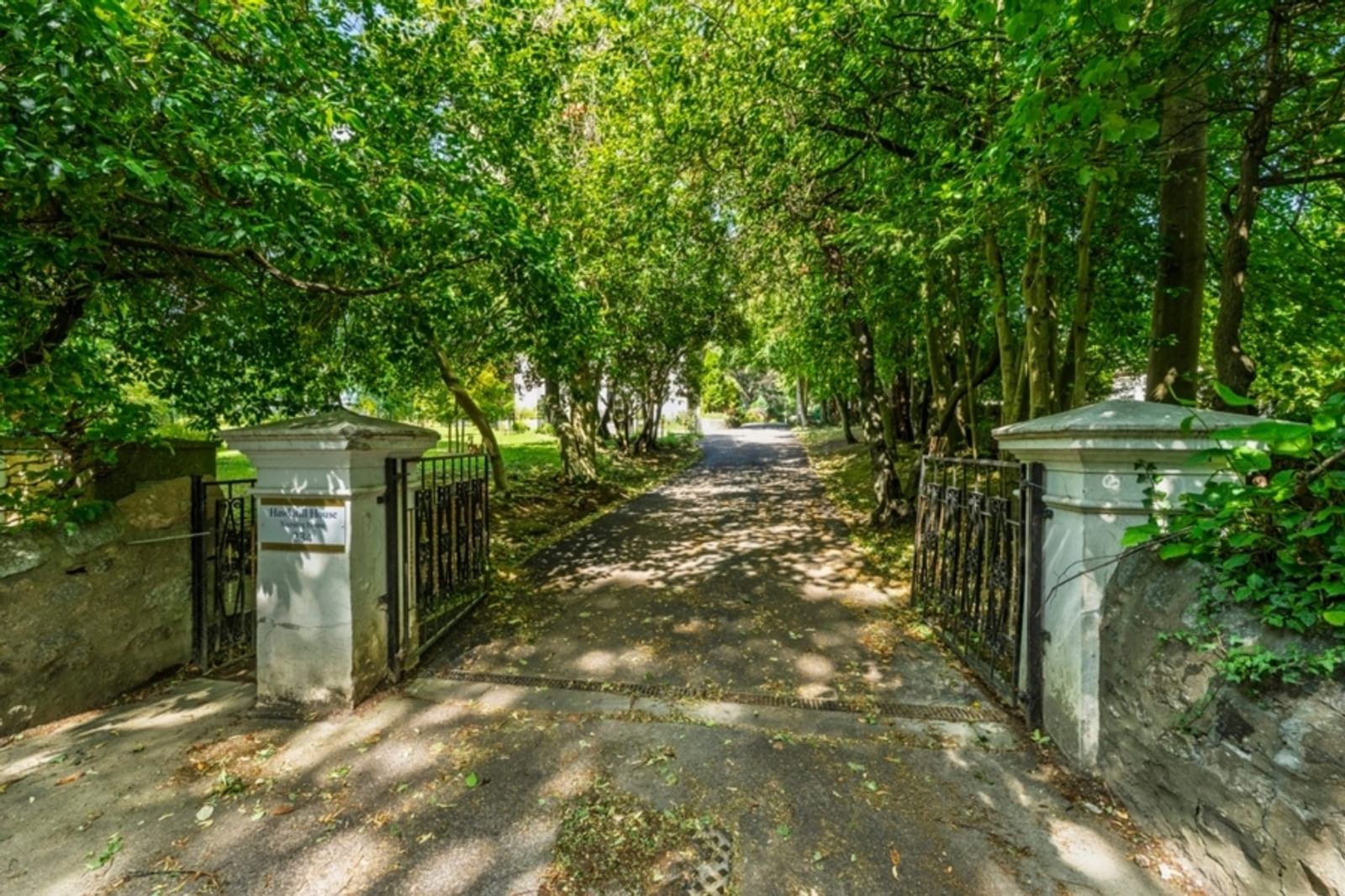 Hawkhill House Care Home driveway to the home