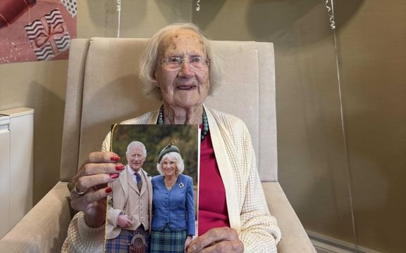 Care Home Resident celebrates 105 years with birthday card from King