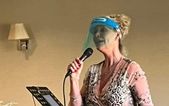 Opera Singer visits residents at Homefield Grange