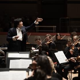 Photograph of Kazuki Yamada conducing the orchestra