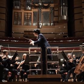 Photograph of Kazuki Yamada conducting the orchestra at Symphony Hall