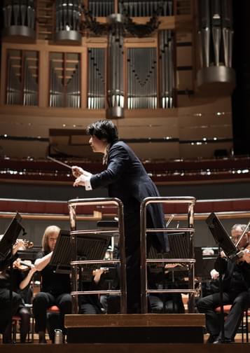 Photograph of Kazuki Yamada conducting the orchestra at Symphony Hall