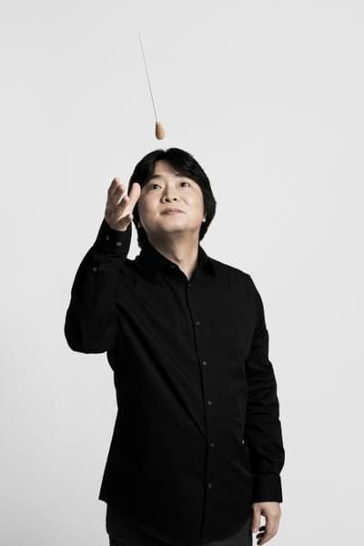 Photograph of conductor Kazuki Yamada catching his baton in mid-air