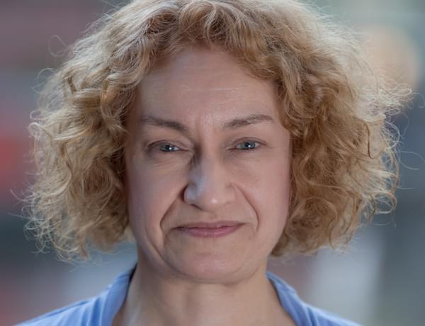 Headshot of violinist Ruth Lawrence