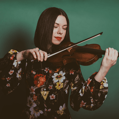 Photograph of Tessa Lark playing the violin.