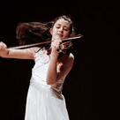 Photograph of Maria Dueñas playing the violin.