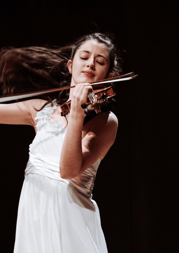 Photograph of Maria Dueñas playing the violin.