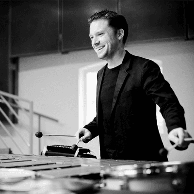 Photograph of Colin Currie playing the xylophone.