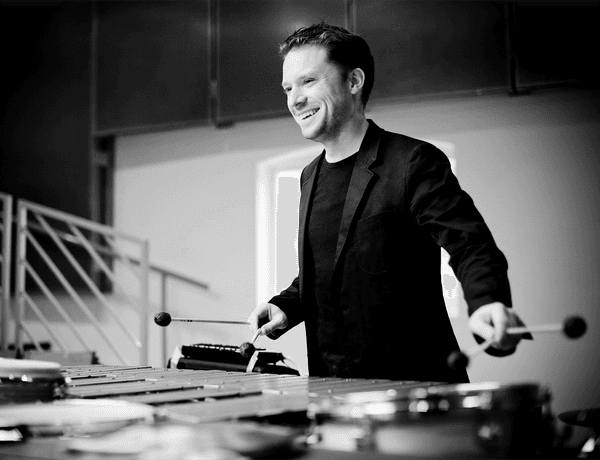 Photograph of Colin Currie playing the xylophone.