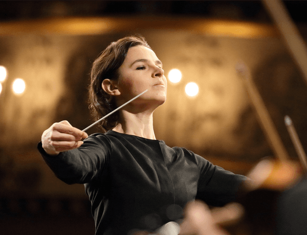 Photograph of Oksana Lyniv conducting.