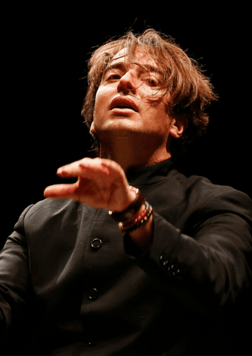 Photograph of Jérémie Rhorer conducting.