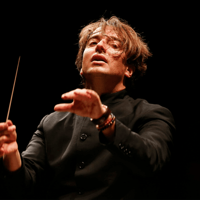 Photograph of Jérémie Rhorer conducting.