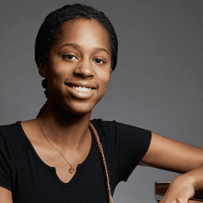 Headshot of pianist Jeneba Kanneh Mason
