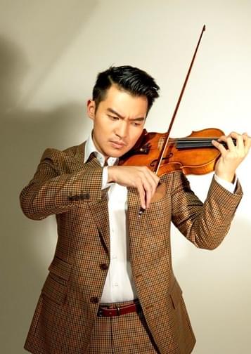 Photograph of Ray Chen playing the violin.