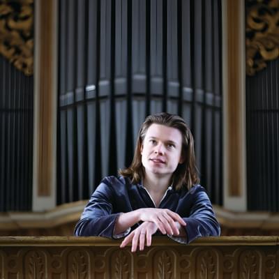 Sebastian Heindl in front of an organ.