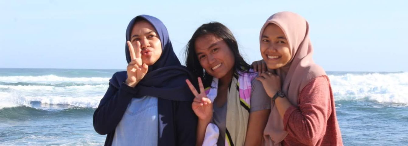 One of the first free weekends we had, a group of CLS students and their tutors went to the beach. I wanted a cute picture with my fabulous tutors!