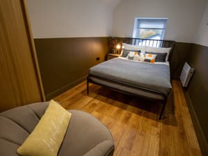 White Willow Apartment | Luxurious First Double Bedroom Sleeps 2