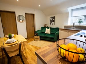 White Willow Apartment | Spacious Living/Dinging Area