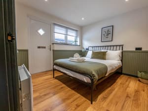 Lilac Cottage | Luxurious Double Bedroom Sleeps 2
