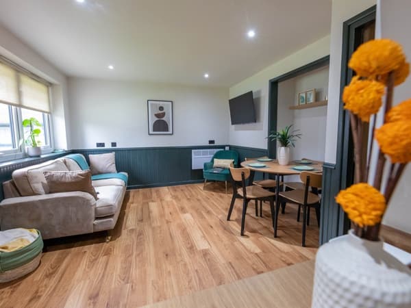 Wild Privet Cottage | Spacious Living Area