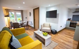 Rowan Cottage | Spacious Living/Dining Area