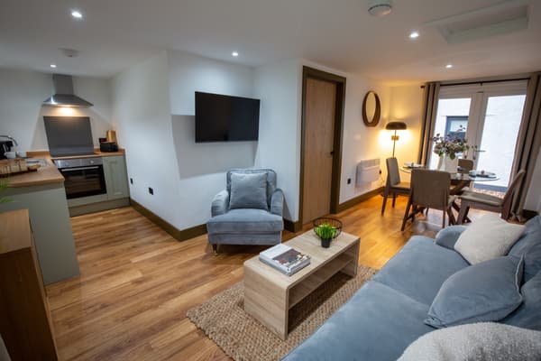 Blackthorn Cottage | Spacious Living/Dining Area