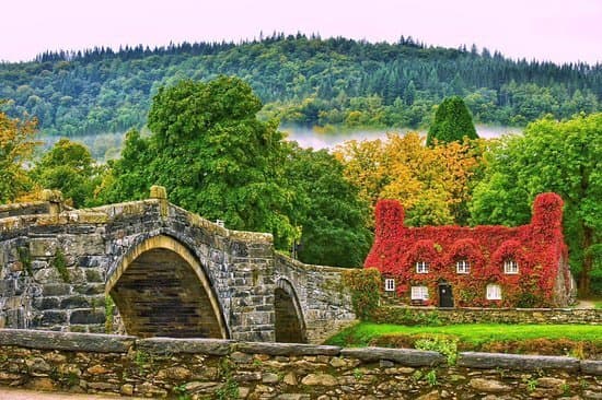 Tu Hwnt i'r Bont, Llanrwst