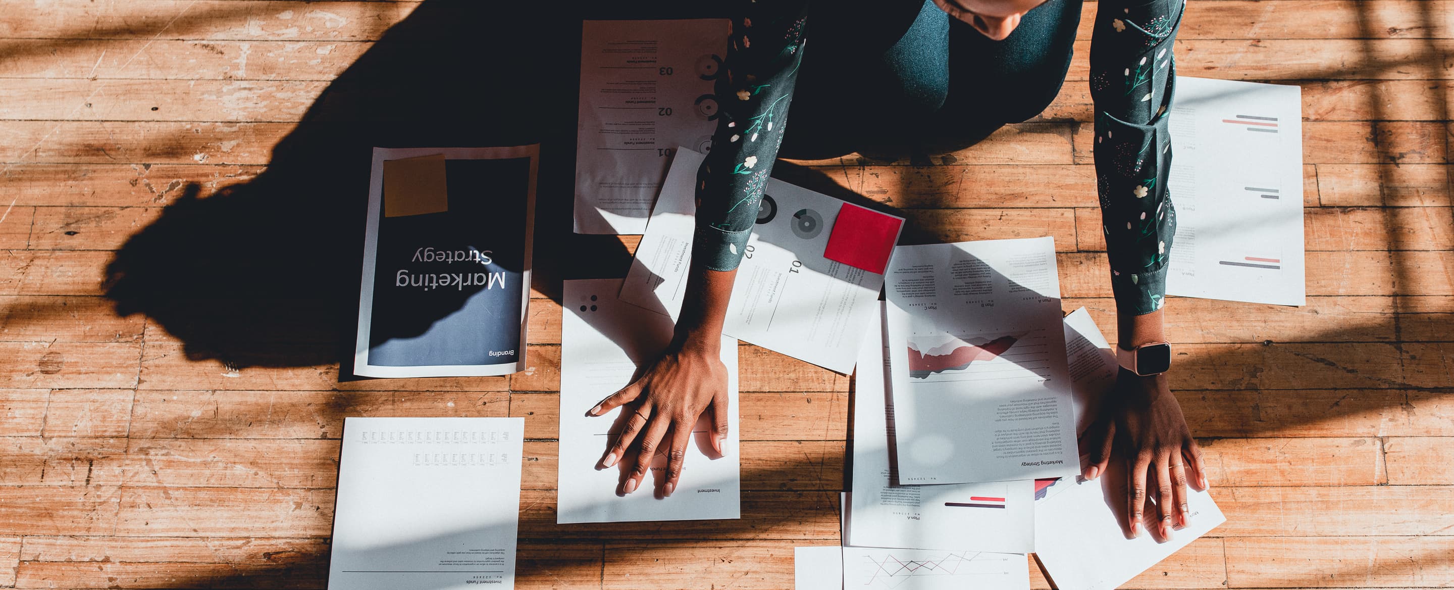 Businesswoman planning a marketing strategy on a w R3 LZLRU