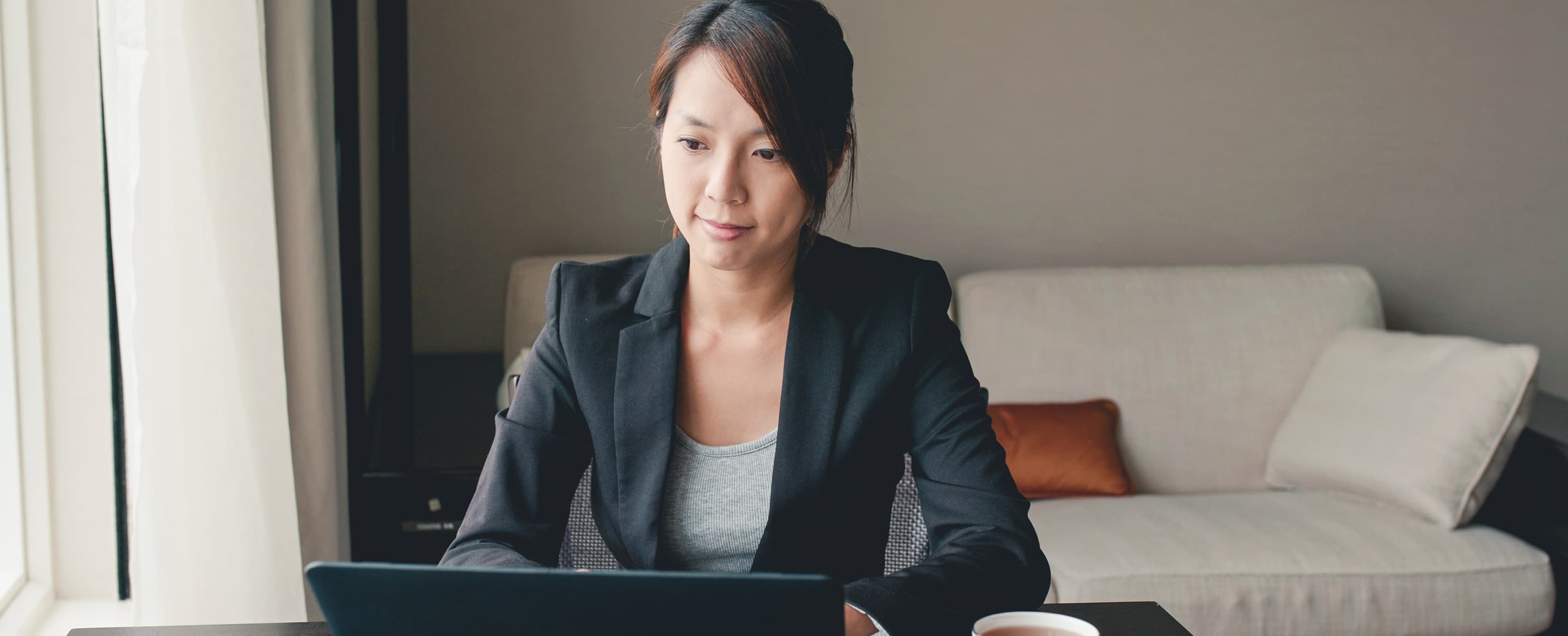 Businesswoman work on laptop computer at hotel roo UXZ27 RZ