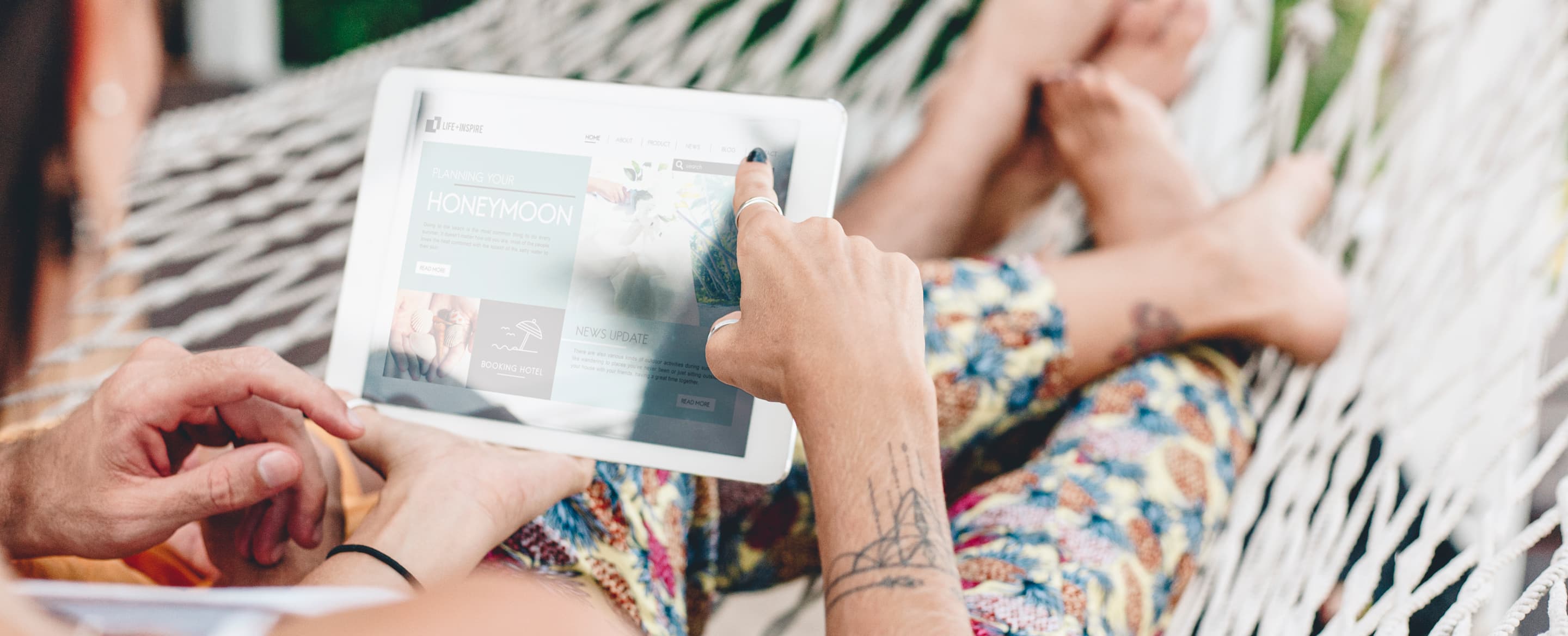 Couple using a tablet in a hammock AUN3 XSQ