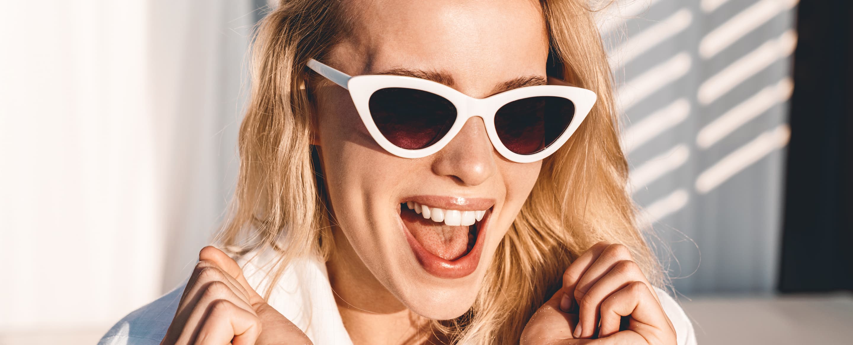 Image of seductive excited woman in sunglasses scr 2 GDUEVU