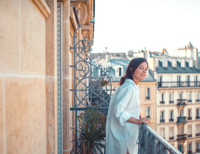 Young woman on a balcony in paris P5 CPJX3