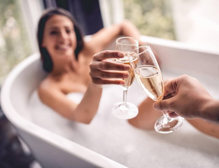 Adobe Stock 244061748 bubble bath with champagne 3 van 3