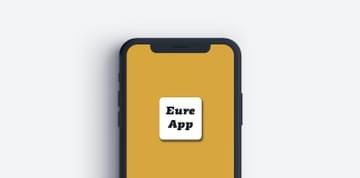 Smartphone mit Eure App Logo weiß auf goldenem Hintergrund