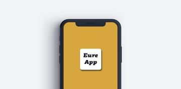 Smartphone mit Eure App Logo weiß auf goldenem Hintergrund