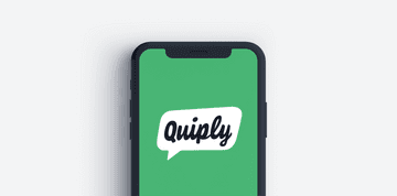 Smartphone mit Quiply Logo weiß auf grünem Hintergrund