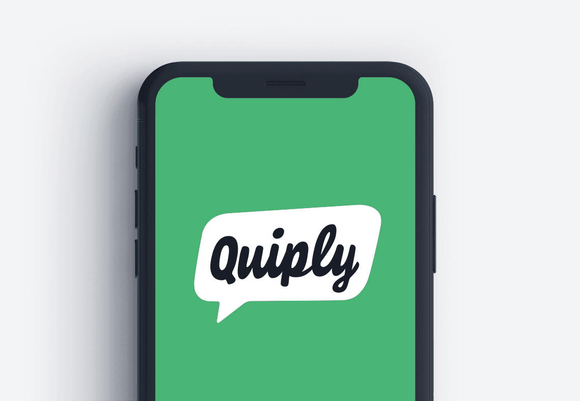 Smartphone Bildschirm mit weißem Quiply Logo auf grünem Hintergrund