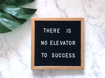 Foto Bilderrahmen mit Text There is no elevator to success