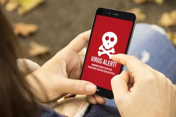 Smartphone zeigt rotes Virus Alarm