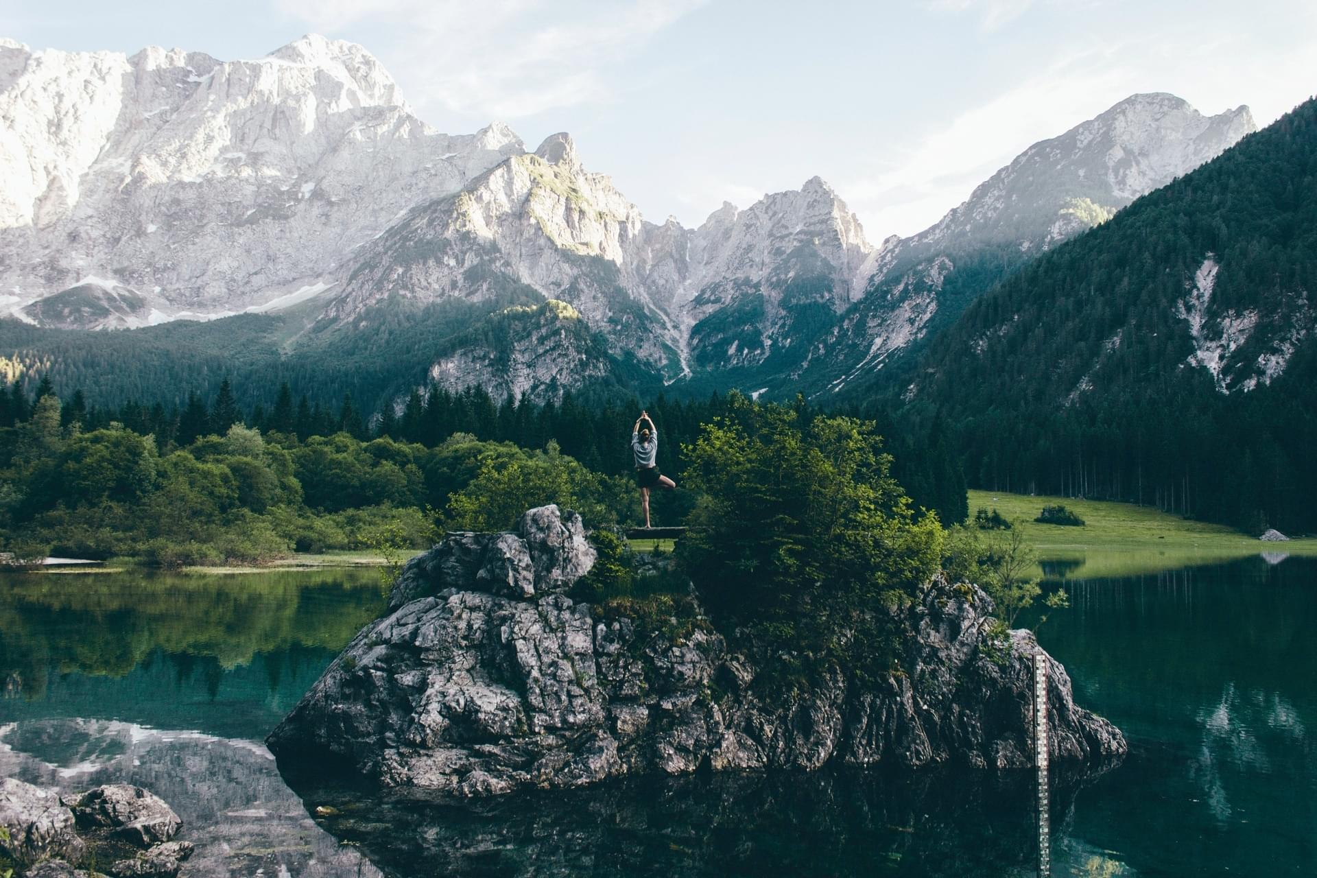 Quiply Frau in Yoga Position vor Alpen im See