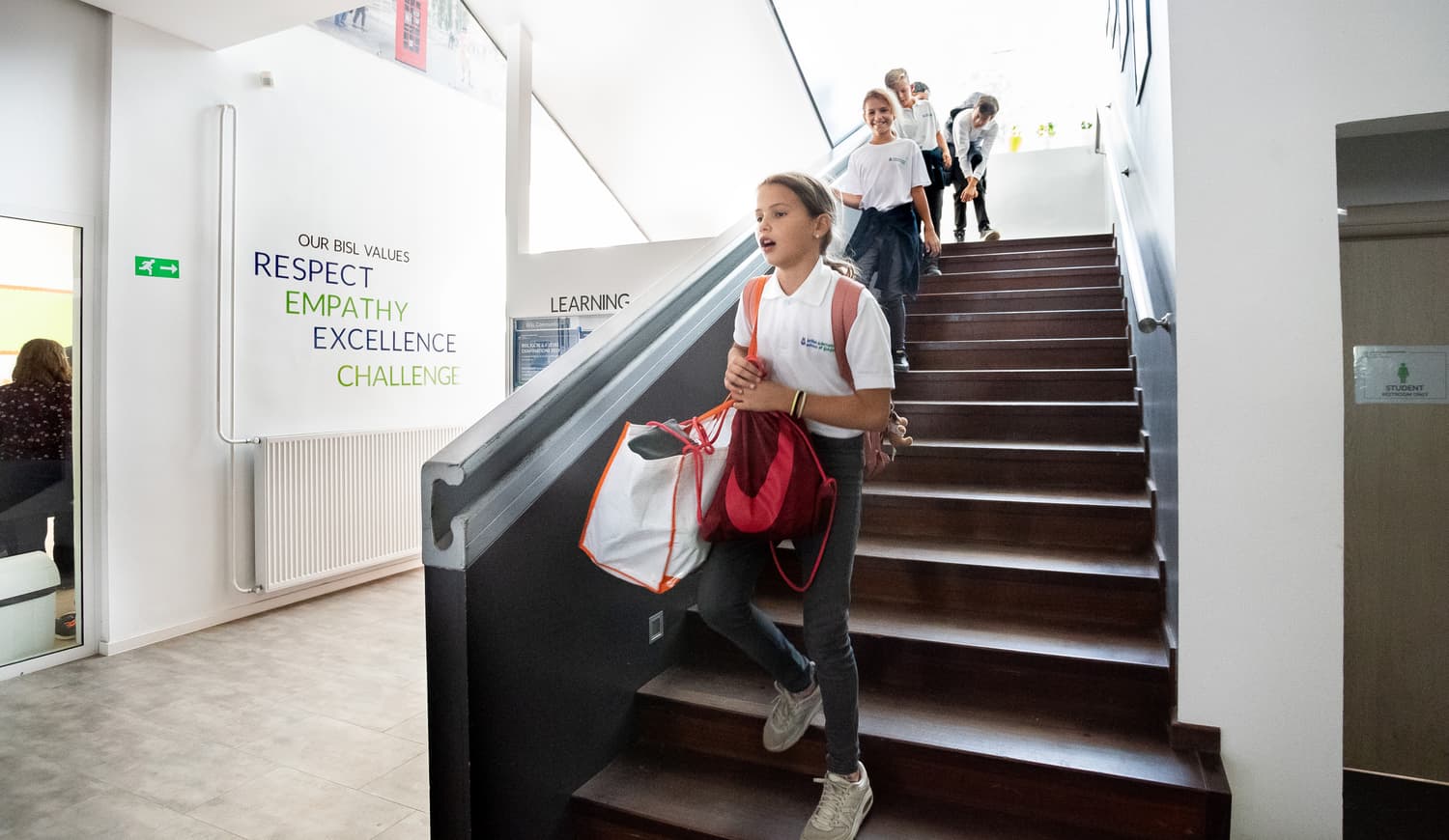 Učenci v šoli hodijo po stopnicah