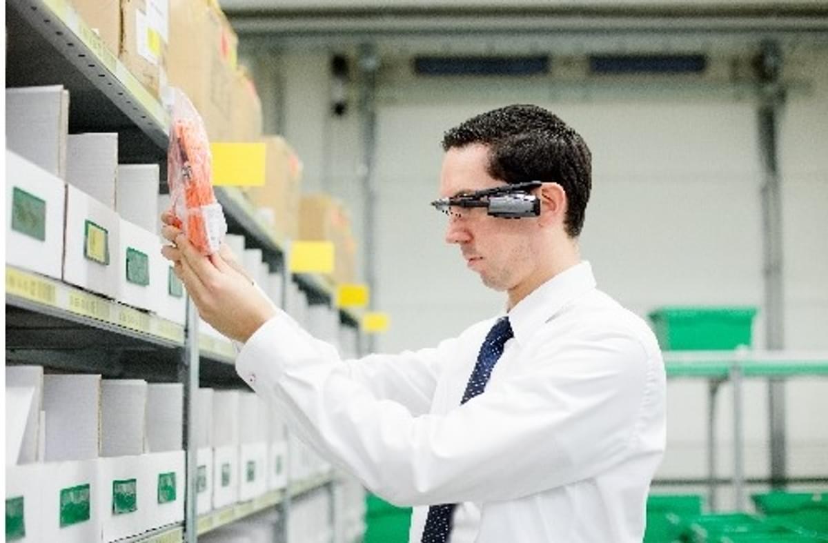 Bechtle gebruikt augmented reality (AR) brillen in zijn logistieke hub image