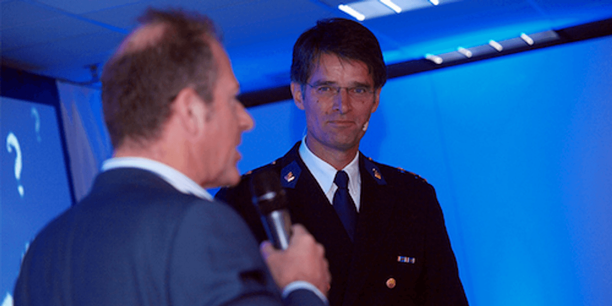 DINL-directeur Michiel Steltman in gesprek met korpschef Erik Akerboom van Nederlandse politie image