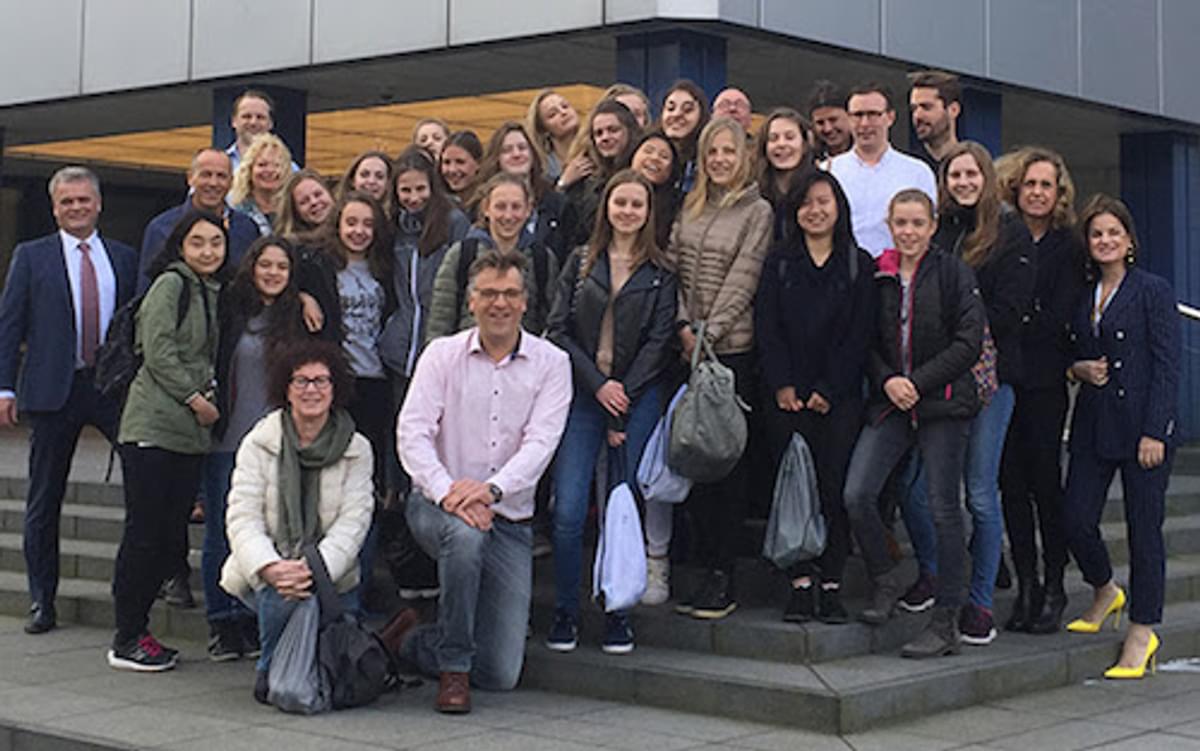 Meiden van Keizer Karel College bezoeken HPE tijdens Girlsday image
