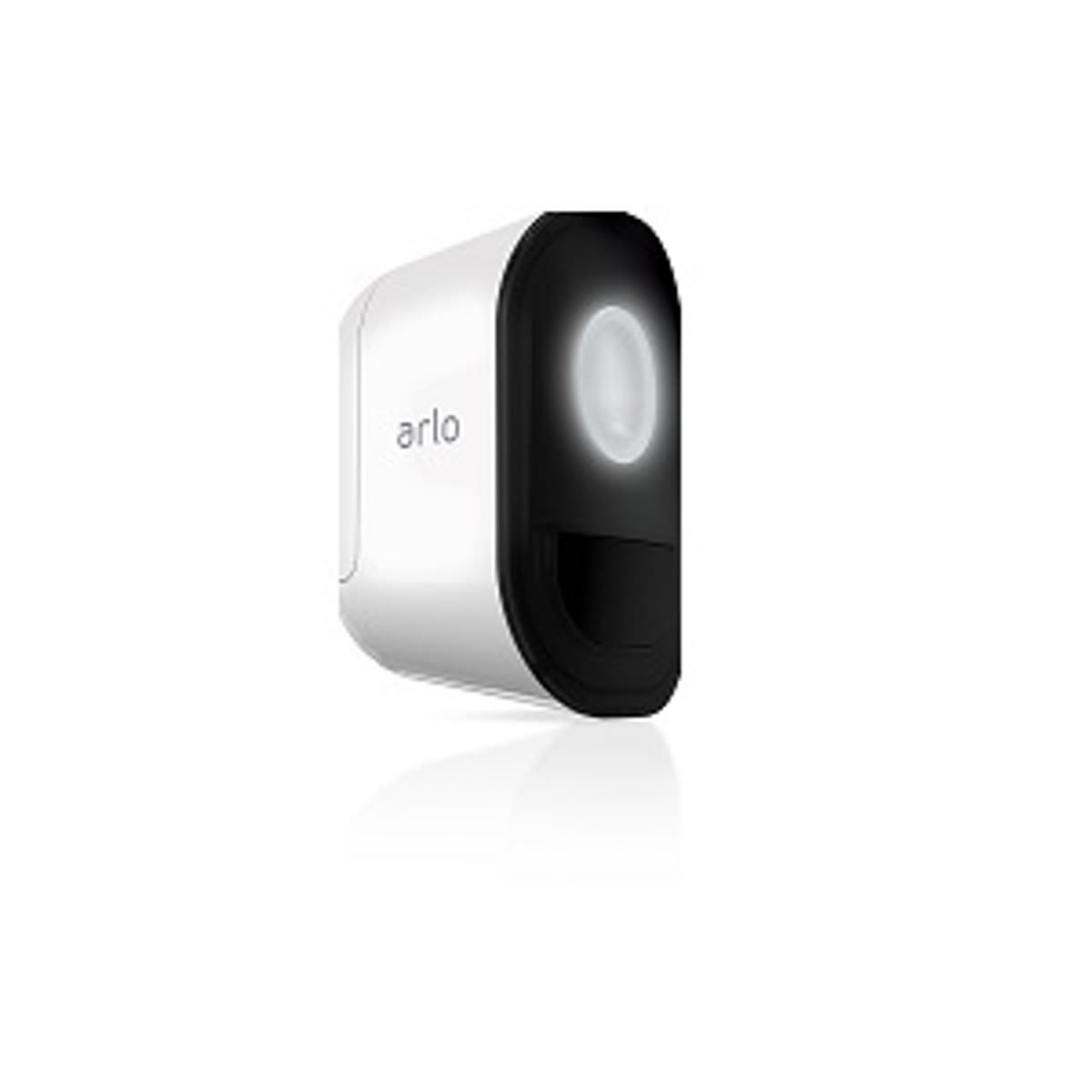 Arlo Security Light System verlicht buitenshuis en waarschuwt voor potentiële dreigingen image