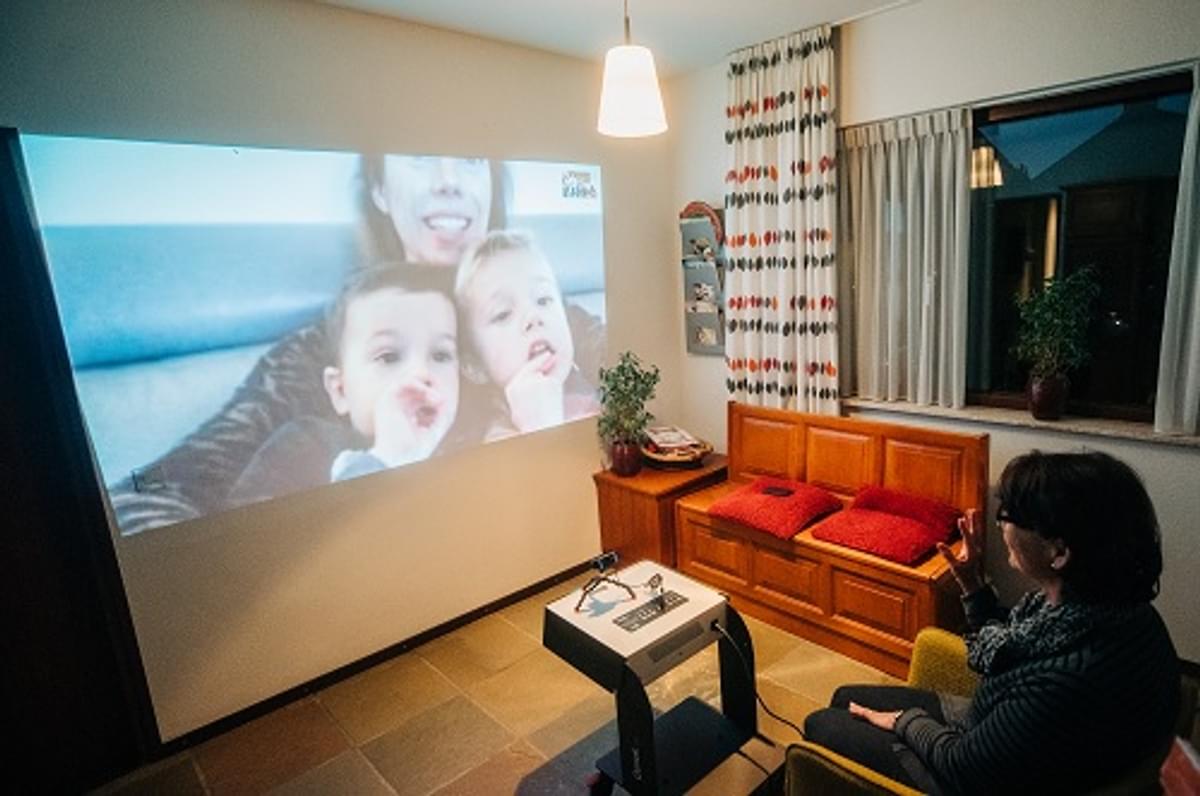 Qwiek.connect webcam verbindt familie en inwoners zorghuizen image