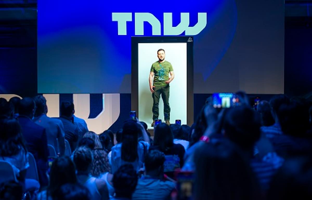 President Zelensky spreekt tech community toe via hologram image