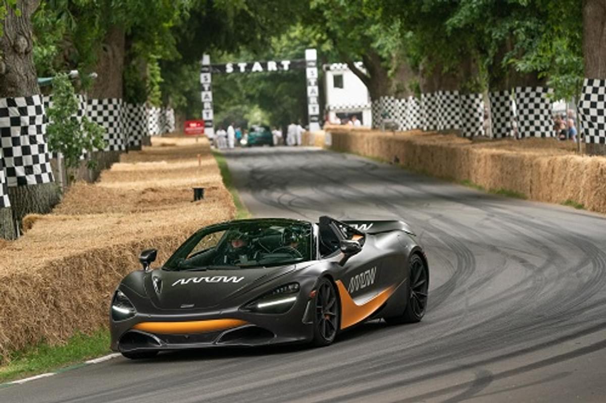 Verlamde racecoureur rijdt met steun Arrow Electronics de Goodwood Hillclimb image