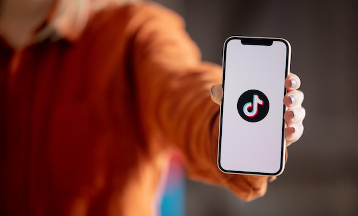 TikTok gaat deep fakes markeren image